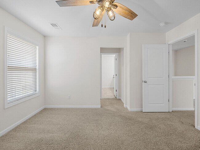 Building Photo - Beautiful 4 BR, 3.5 BA, 2 Car Garage Home ...