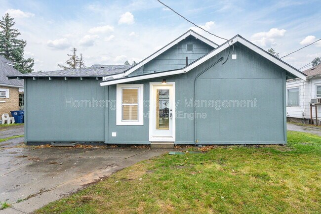 Building Photo - 627 E Wellesley Ave