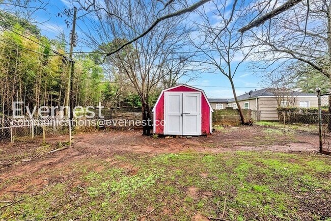Building Photo - Charming Home with Modern Upgrades, No HOA! | Pet Friendly