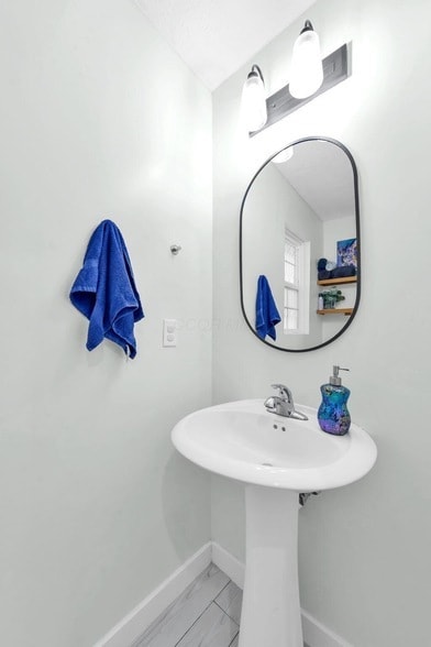 Building Photo - 1945 Woodcrest Rd