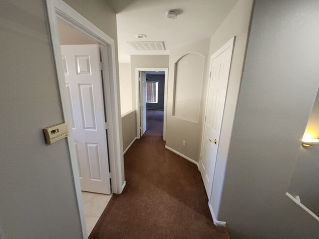 Building Photo - Gorgeous 3Bed/2.5 Bath home- located in N. Summerlin gated Community