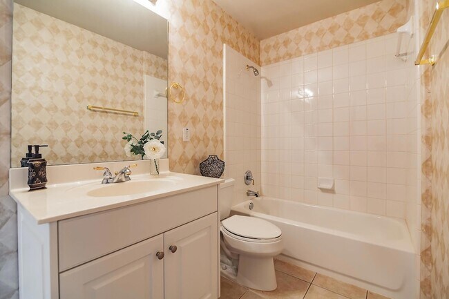 Building Photo - 2412 Arbor Dr