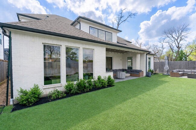 Building Photo - 6626 Saxet St