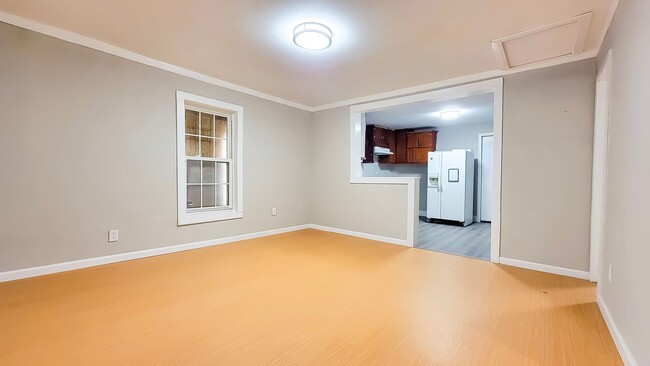 Building Photo - 2 BDRM 1 BATH