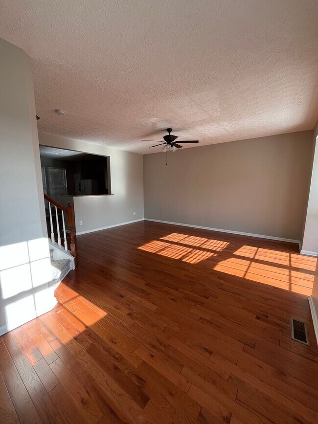 Building Photo - 3 Bedroom/ 2.5 Bath Townhome with 1 Car Garage, Laminate Floors, Minutes to Bellevue and Nashvill...