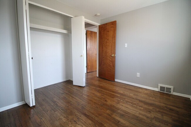 Building Photo - 2363 Wilshire St