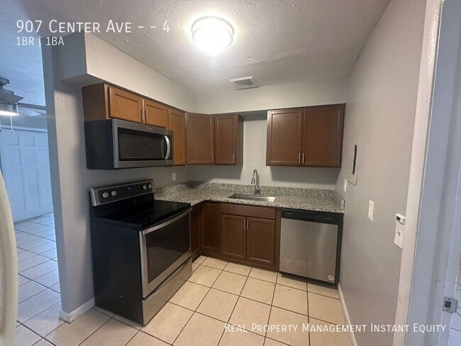 Building Photo - 907 Center Ave