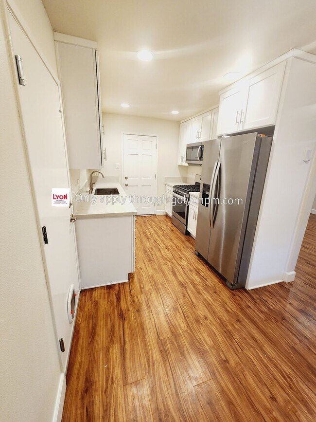 Building Photo - Beautifully Renovated Halfplex