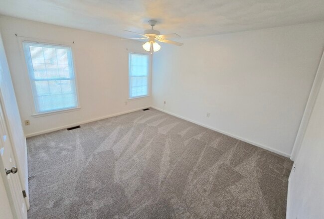 Building Photo - STUNNING TWO STORY 3 BEDROOM/ 2.5 BATH TOW...