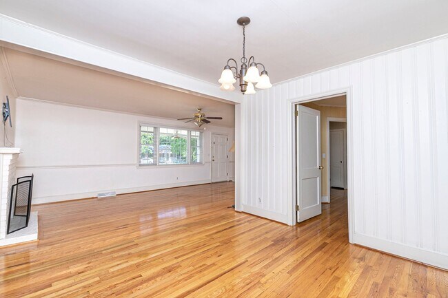 Building Photo - Beautiful rental full of character and charm located in The Avenues of Cayce! Close to USC!