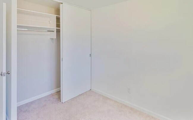 Building Photo - 2715 Farnsworth Dr