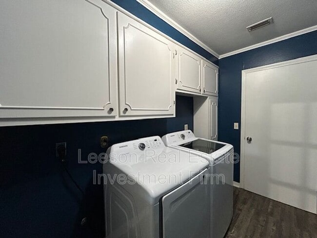 Building Photo - 241 Rossitter St