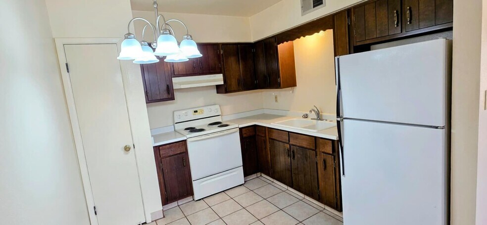 Building Photo - 1041 N Mesa Dr