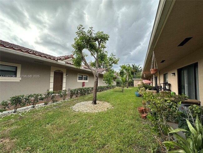 Building Photo - 1045 NE 10th Ave