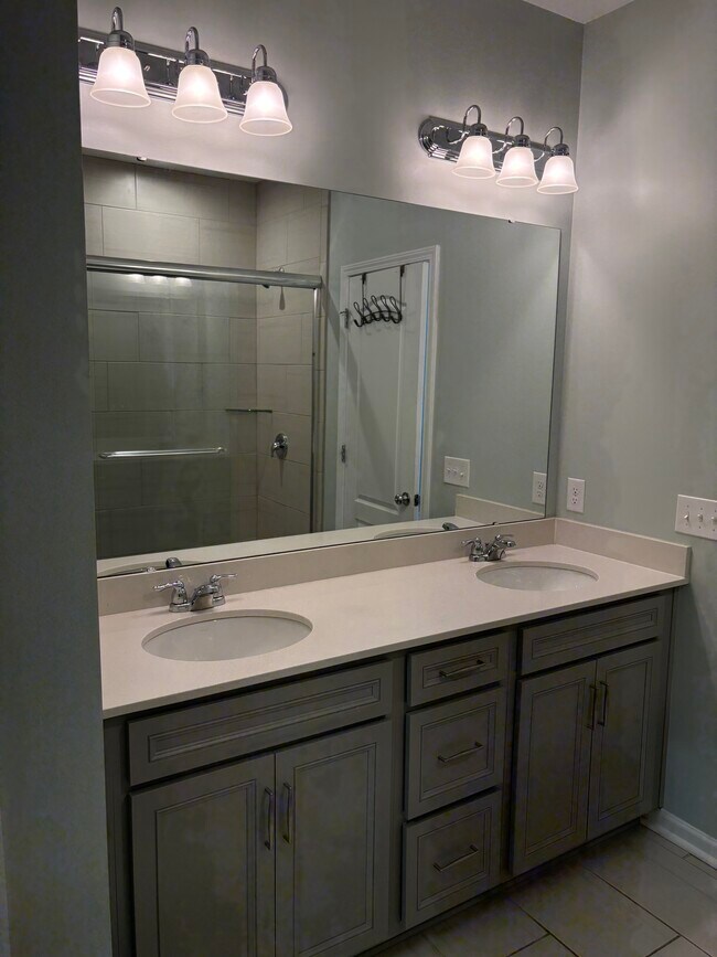 Building Photo - 1044 Crest Oak Ln