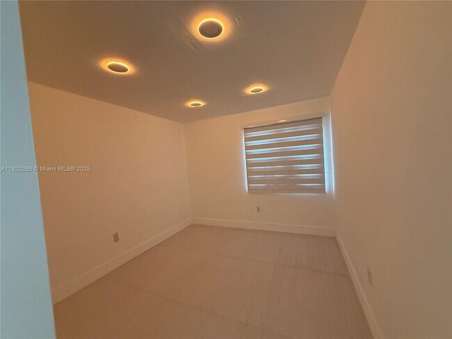 Building Photo - 9405 Fontainebleau Blvd