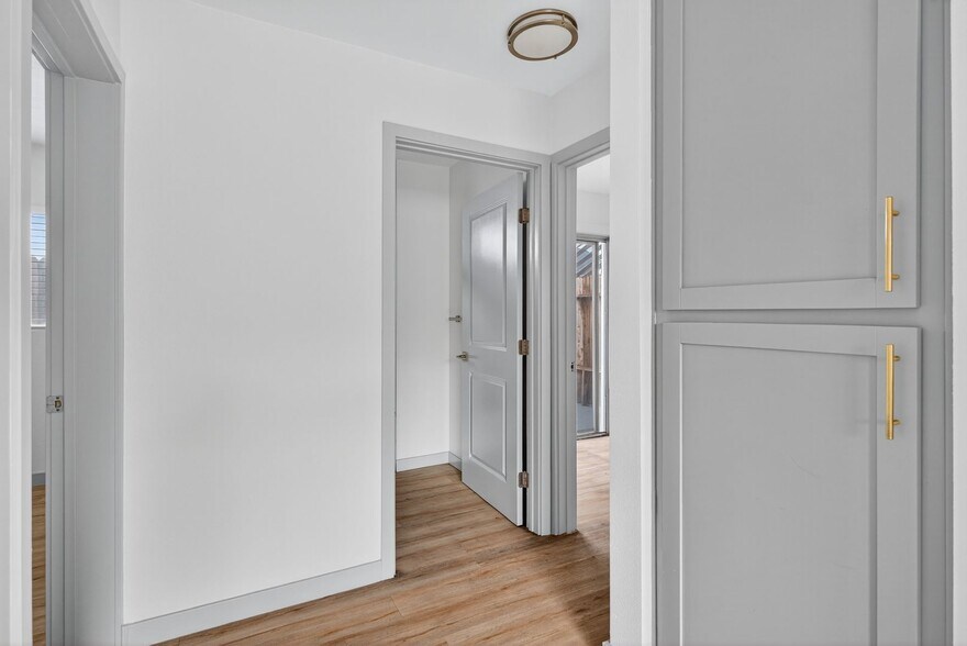 Building Photo - 921 Alamitos Ave