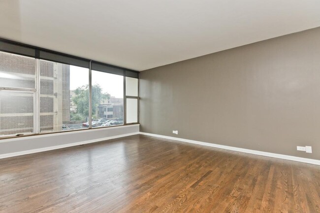 Building Photo - 1 bedroom in Chicago IL 60657