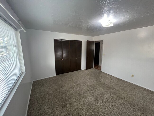 Building Photo - Union Park Apartment- Pics Coming Soon!