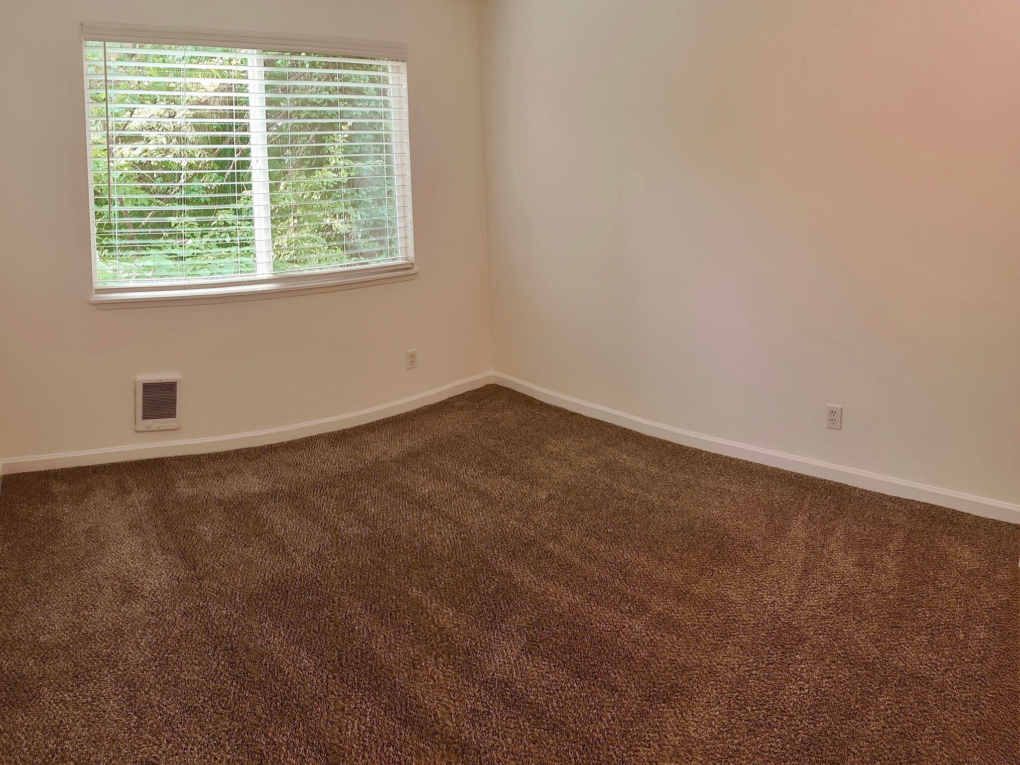 Second Bedroom perfect for a Guest Room or Home Office. - 9494 Redmond Woodinville Rd NE