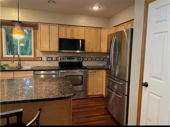 Building Photo - 1657 Helena Rd N