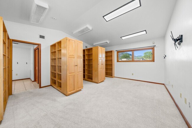 Building Photo - Mountain Views