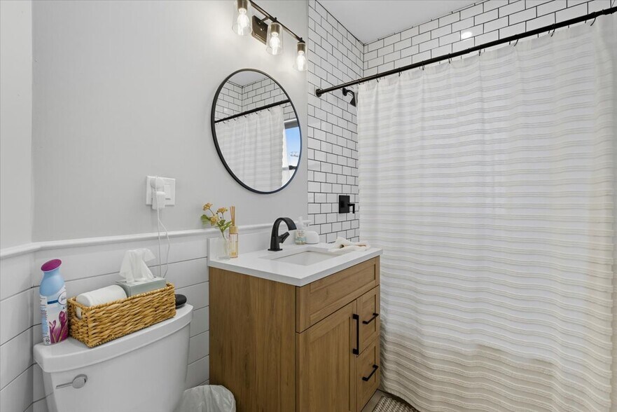 Building Photo - 663 Adams St