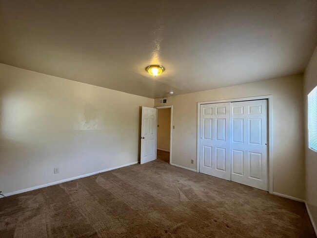 Building Photo - Cozy 2 Bedroom 1 Bathroom Home In The NE!