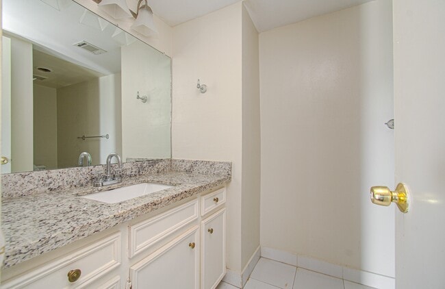 Building Photo - 823 S Ripple Creek Dr