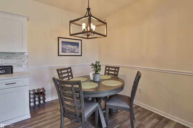 Building Photo - Bright, spacious 2-bedroom / 2-bath condo available now!