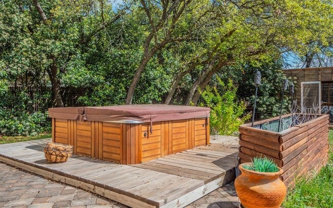 Building Photo - 2814 Bluejay Dr