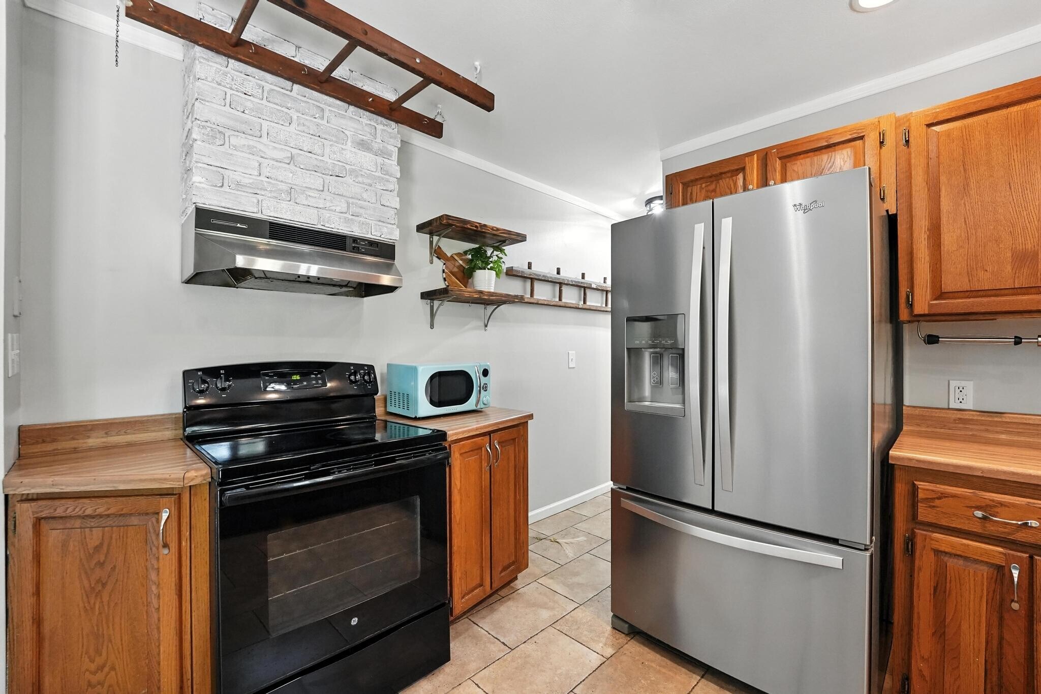 Kitchen with pot hanger and spice rack - 4100 E 112th St