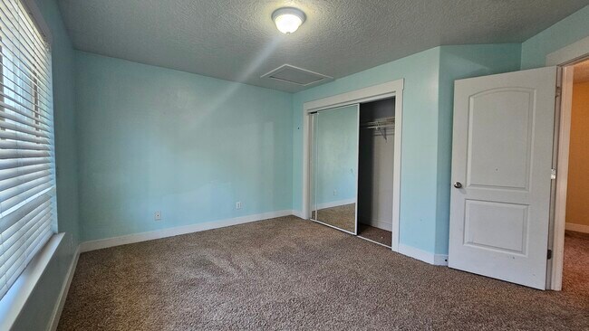 Building Photo - 2718 N Elm Dr