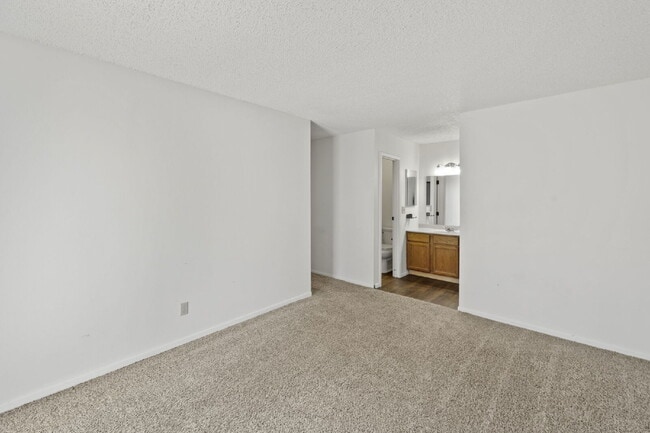Building Photo - Close to Fort Carson and Cheyenne Mountain, 3 bedroom townhome with 2 car garage.