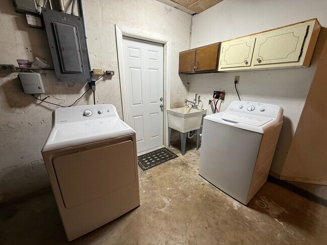 Building Photo - Amazing 2-bedroom, 2-bathroom home on a lake.