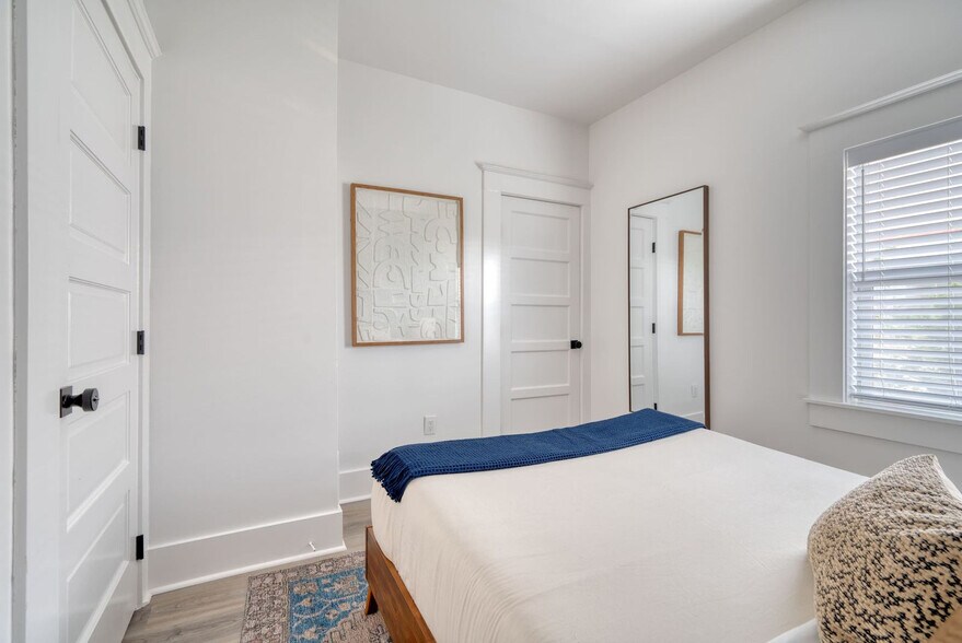 Building Photo - 317 NE Beech St