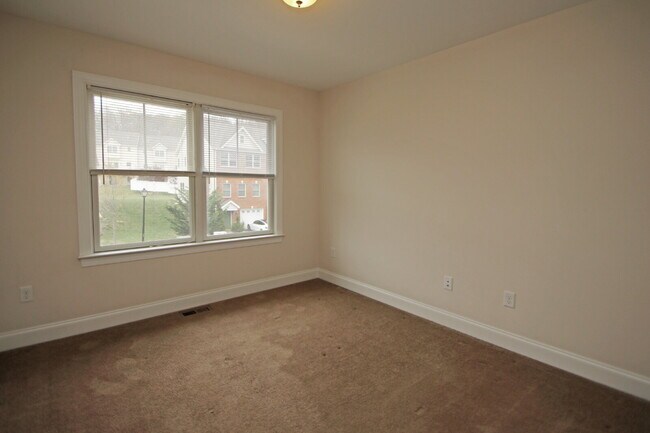 Building Photo - Stunning 3 Bed Rental with Deck & Pond View!