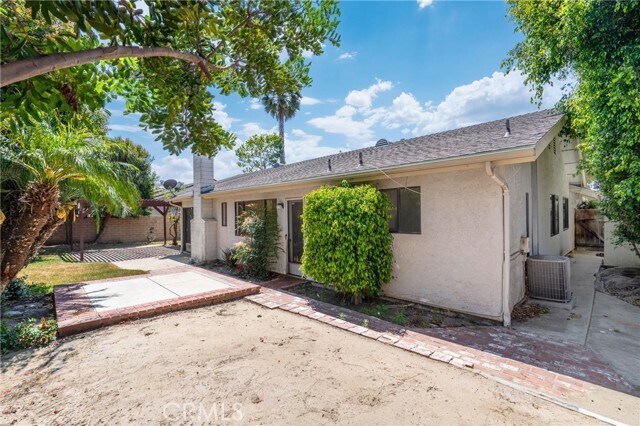 Building Photo - 156 Appletree Ave