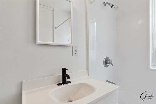 Building Photo - 3 bedroom bungalow $1250