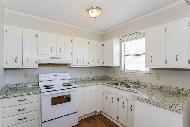 Building Photo - Inviting 3-Bedroom Home