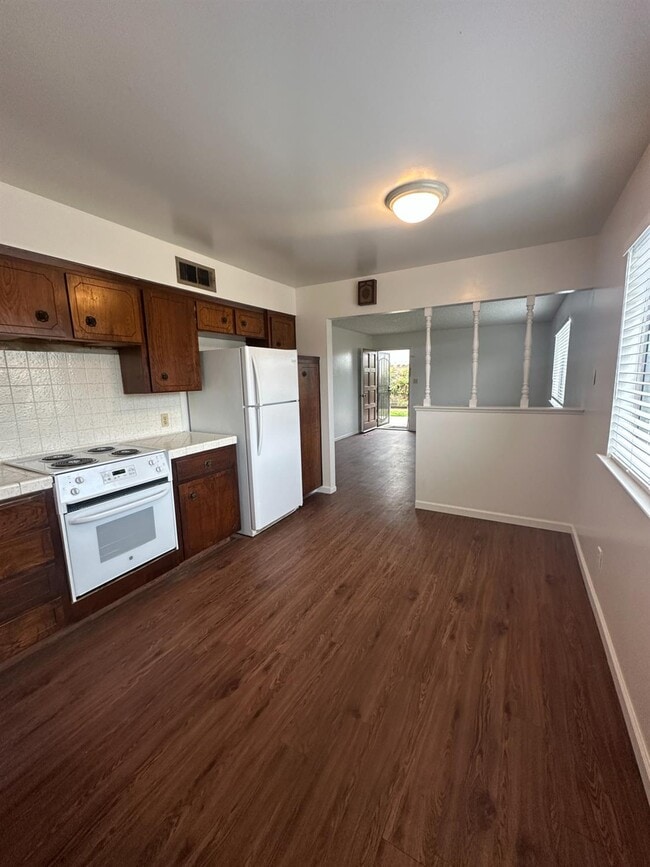 Building Photo - 220 Pollasky Ave