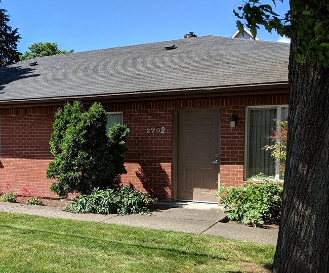 Primary Photo - 2700/2702 E. 32nd Street