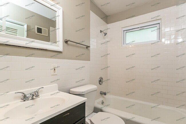 Building Photo - 18 Brightwell Ct