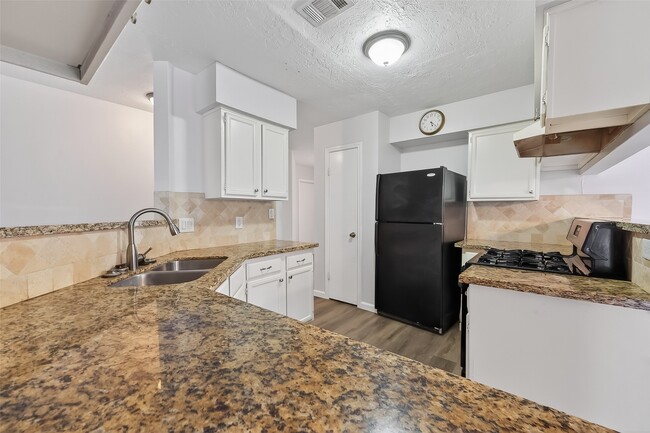 Building Photo - 22022 Kenlake Dr