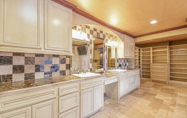 Building Photo - 10126 Rosbrook Dr