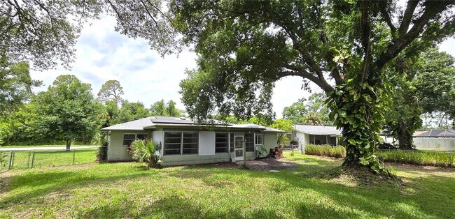 Building Photo - Charming 2/2 with possible 3rd bedroom