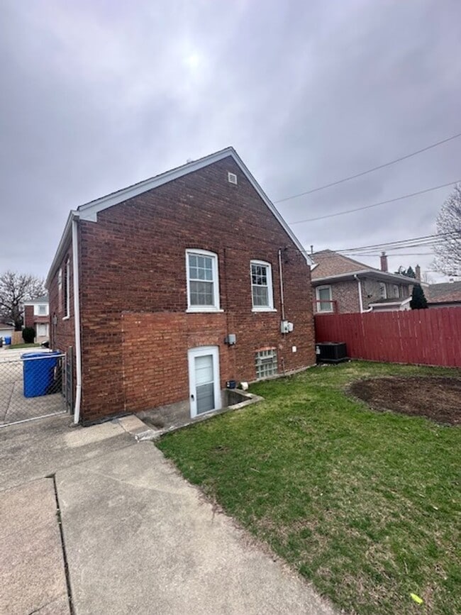 Building Photo - Midway 3 bedroom 2 bathroom House