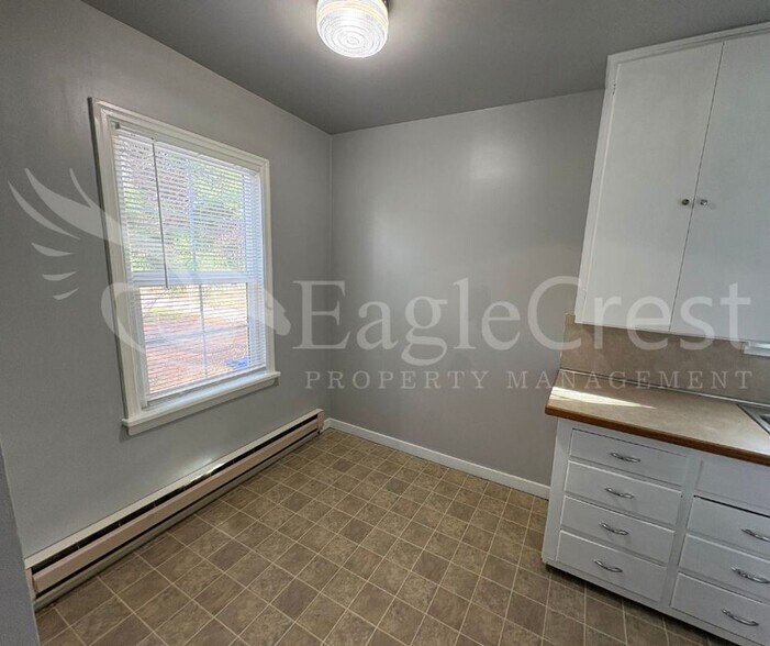 Building Photo - 401SUMACH