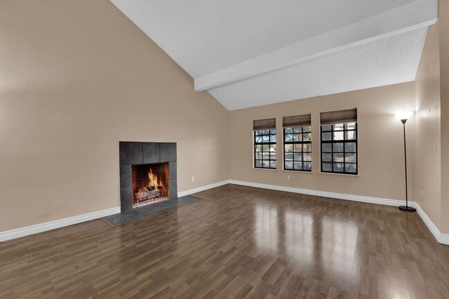 Building Photo - Beautiful 4 bed/ 3 bath POOL Home For Rent