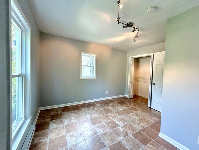 Building Photo - Spacious 4-Bedroom Home Near College Hill & Highland Park